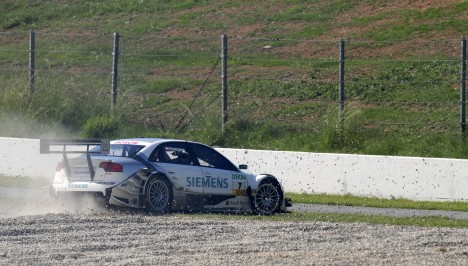 Der gik grus i maskineriet, da Tom Kristensen på Circuit de Catalunya reelt mistede chancerne for årets DTM-titel. En nærkamp med Mercedes-rivalen Bernd Schneider kostede balancen i danskerens Audi, så han nu har 18 point op til tyskeren